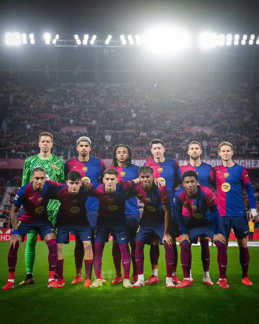 包含巴塞罗那中场摘取进球，贡献关键！的词条