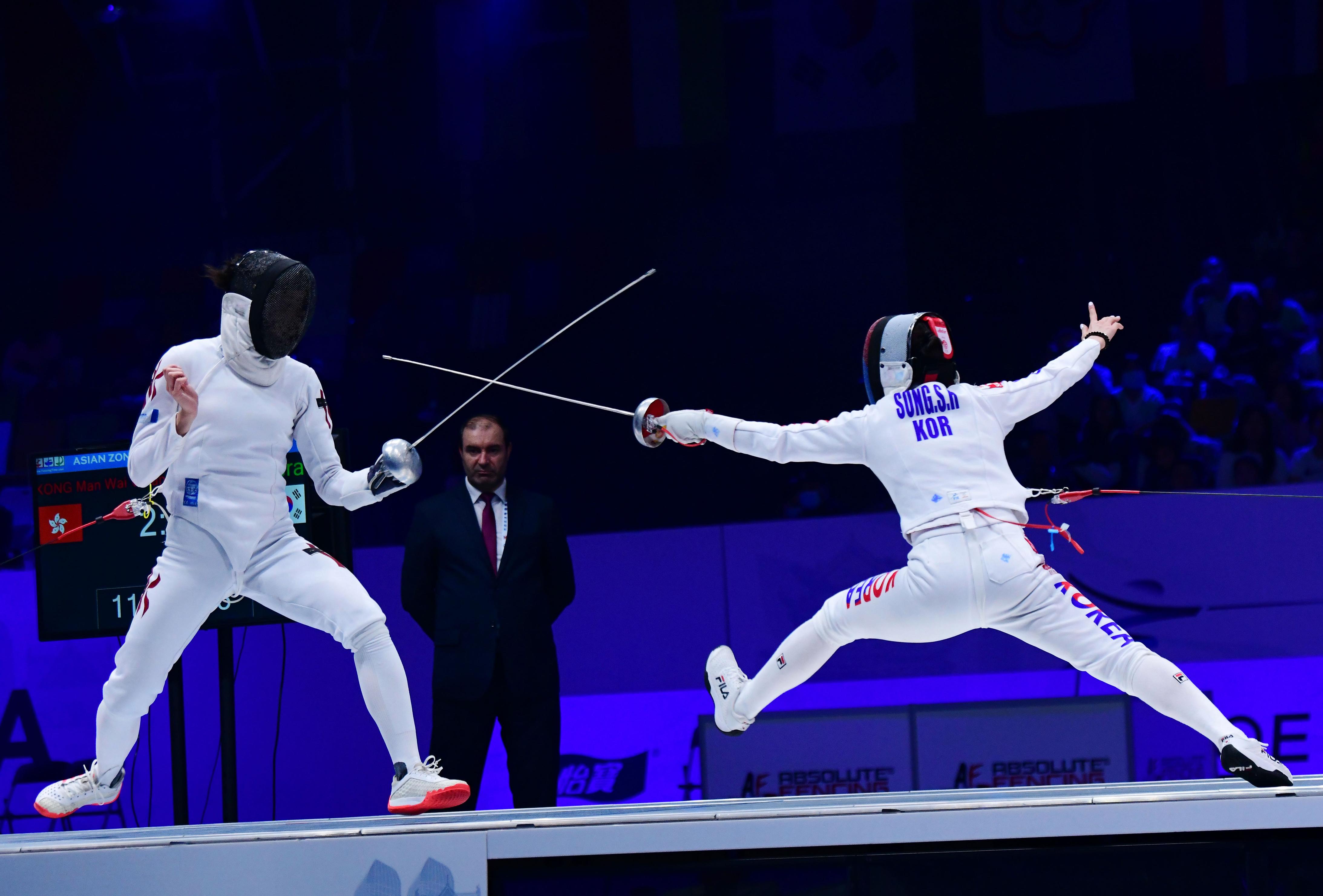 日本选手在击剑比赛中勇夺金牌