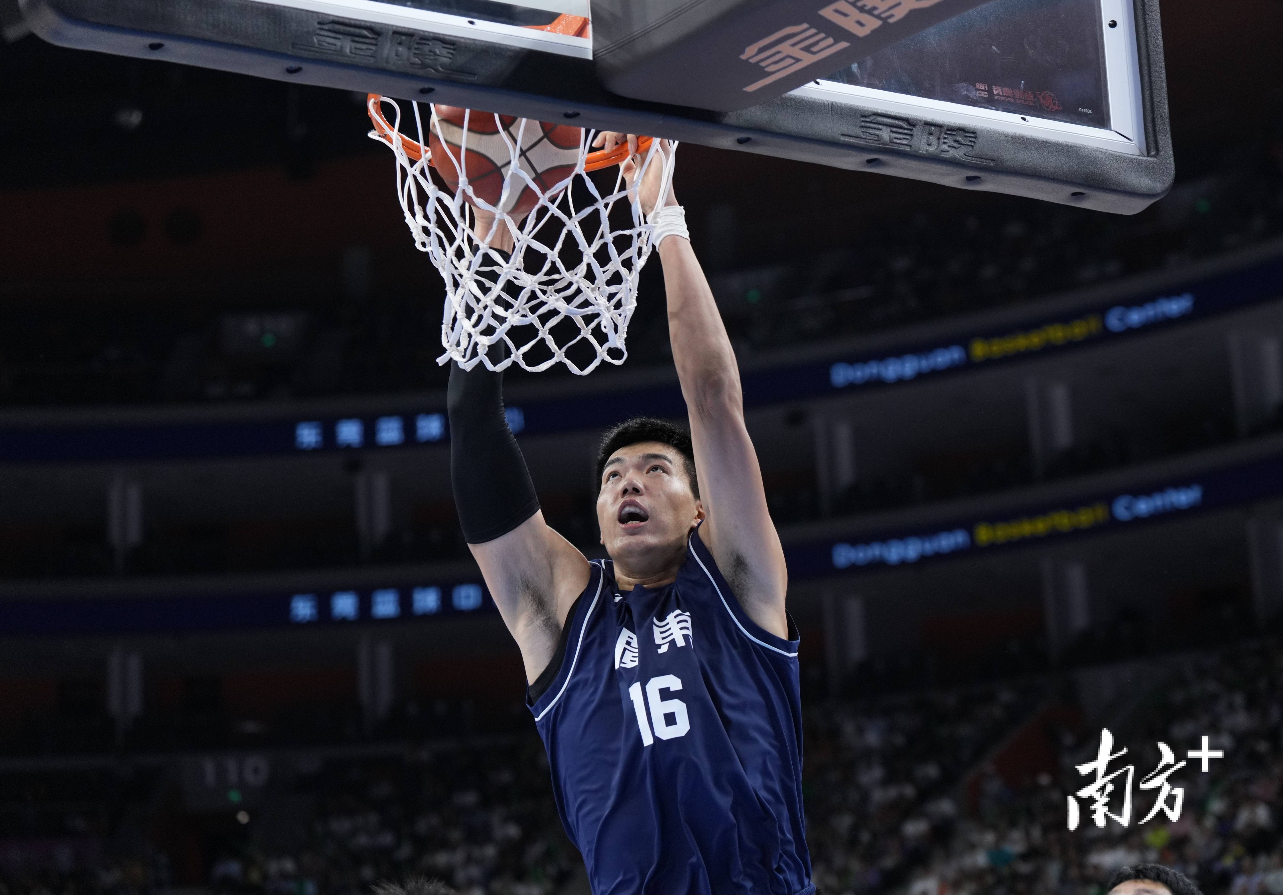 球员表现抢眼，篮球比赛一触即发