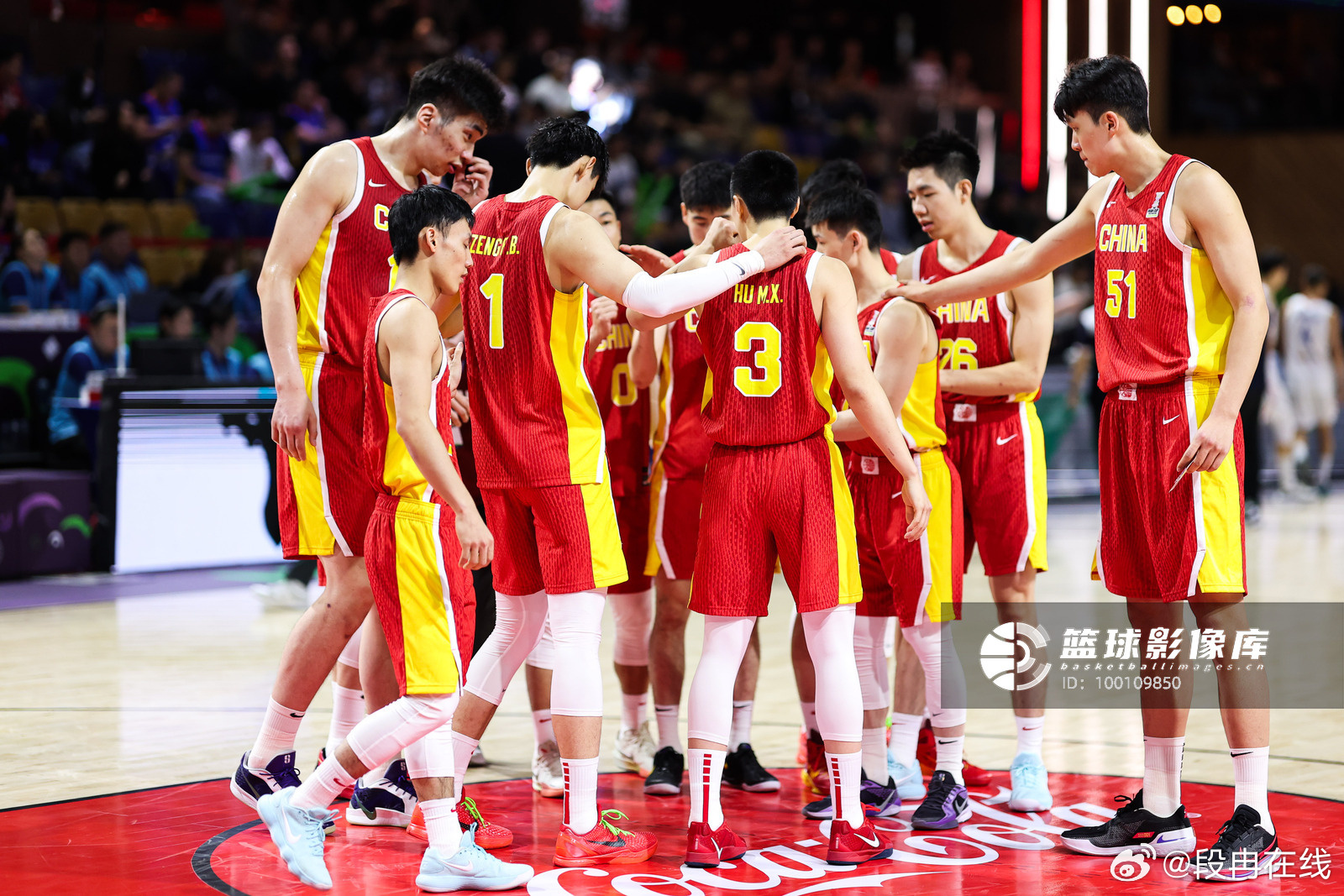 热血对决！比赛场面激烈球员斗志昂扬的简单介绍