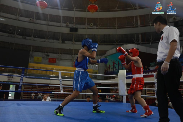 关于拳击比赛打响最后决战，决胜负的信息